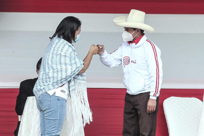 Los candidatos a la presidencia de Perú Keiko Fujimori y Pedro Castillo se saludan en un debate.