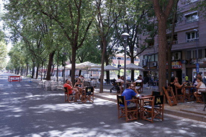 Veïns de Lleida a la terrassa del bar Beat a l'avinguda Doctora Castells de Lleida.