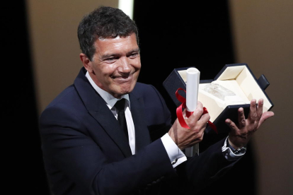 Antonio Banderas recibió entre grandes aplausos el premio al mejor actor por ‘Dolor y gloria’.