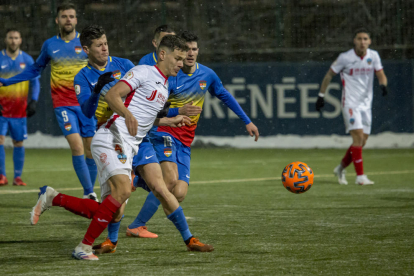 Raúl pugna amb l’andorrà Adri Vilanova, en una acció del partit d’ahir.