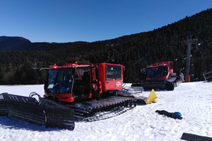 Las máquinas que suben a los esquiadores hasta la cota 2.000 en la estación de Espot.