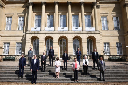 Foto de família dels ministres de Finances dels set països més rics del món (G7), reunits ahir a Londres.