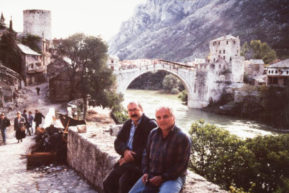 Leguineche con Javier Reverte y el puente de Mostar, al fondo.