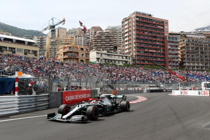 Lewis Hamilton condueix el seu Mercedes durant la sessió de qualificació del Gran Premi de Mònaco.