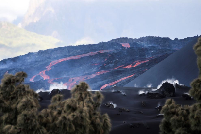 El volcán mantiene su explosividad y los seísmos persisten en La Palma