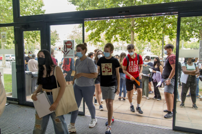 Alumnos entrando en el edificio polivalente del campus de Cappont para enfrentarse a la selectividad.