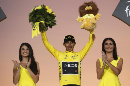 El colombià Egan Bernal, a dalt del podi de París, celebra el triomf al Tour de França.