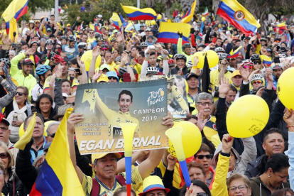 El colombià Egan Bernal, a dalt del podi de París, celebra el triomf al Tour de França.