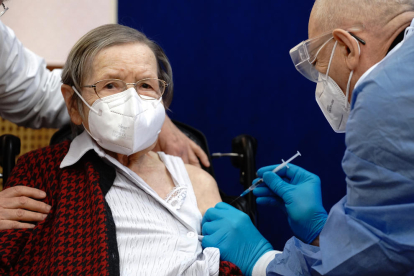 Una anciana alemanya rep una dosi de la vacuna de Pfizer.