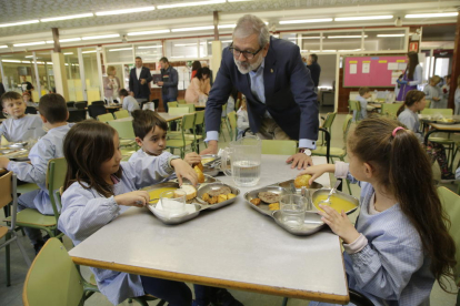 L’alcalde, ahir amb alumnes de l’Escola Espiga, que van menjar un menú 100% Horta de Lleida.