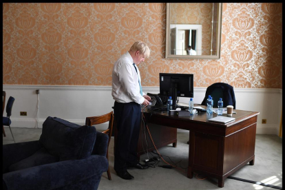 El premier, Boris Johnson, trabajando en su despacho. 
