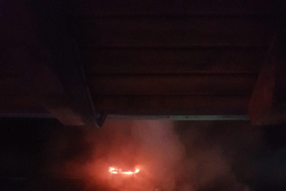 Las llamas afectaron al tejado del bloque de viviendas. 