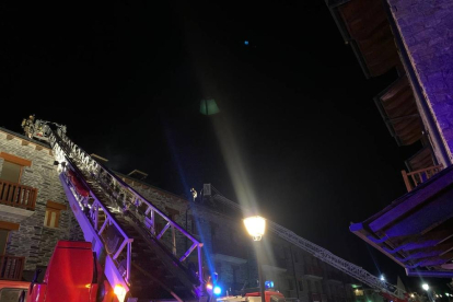 Las llamas afectaron al tejado del bloque de viviendas. 