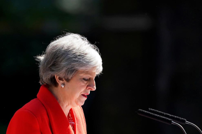 La primera ministra, Theresa May, cabizbaja  tras anunciar su dimisión el viernes.