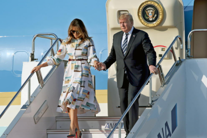 Donald Trump y Melania llegando a Japón ayer en viaje oficial.