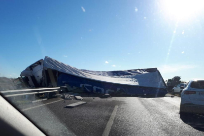 Cortada la autovía A-22 en Binéfar hacia Lleida tras volcar un camión 