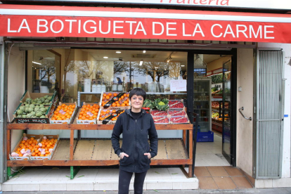 Carme Sánchez davant de la seua botiga d’alimentació a l’avinguda de Madrid, ahir.