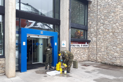 La Unidad Militar de Emergencias ayer en la entrada de la residencia geriátrica de Àger.