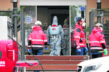 Bomberos de Barcelona en tareas de desinfección de la residencia Barcelona, ayer, en la ciudad condal.