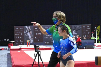 La lleidatana Àngela Mora, de 17 anys, amb la seua entrenadora, Maribel Moncasí, durant un dels seus exercicis ahir al Campionat d’Espanya.