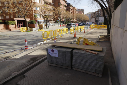 La nueva acera y los resaltos en Enric Farreny, listos.