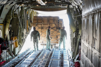Descarga de las casi 14 toneladas de material sanitario para combatir el Covid-19 procedentes de China.