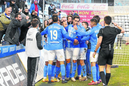 Jugadores del Lleida celebran con la afición uno de los goles del pasado domingo ante el Ejea.