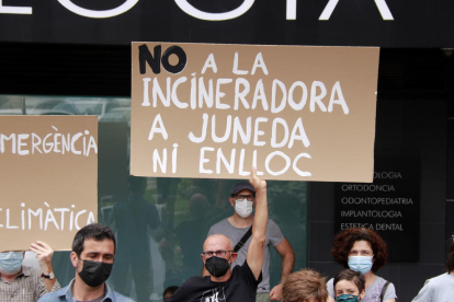Una setantena de persones es concentren davant la delegació del Govern a Lleida contra el projecte de Nova Tracjusa