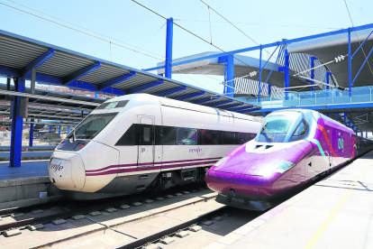 El Avlo, de color morado, ayer en su parada en la estación Lleida-Pirineus al lado de un Alvia, otro tren de alta velocidad de Renfe. A la derecha, la cabina del maquinista. 