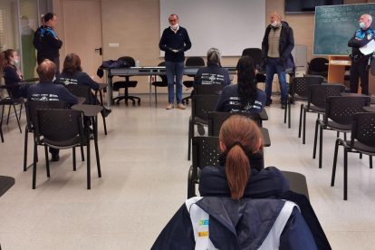El alcalde de Lleida, Miquel Pueyo, se reunió ayer con las 12 agentes cívicas en la comisaría de la Urbana.