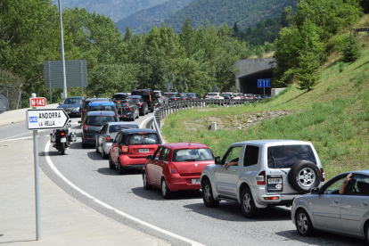 Retenciones en la N-145 para entrar a Andorra  -  La carretera N-145 que sirve de acceso al Principado de Andorra registró ayer dos kilómetros de cola en sentido norte, con tráfico denso a lo largo de toda la mañana hasta recuperar la normalida ...