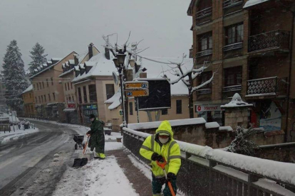 La brigada del ayuntamiento de Vielha limpió las calles de nieve.