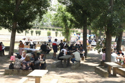 Tornen els pícnics a l’aire lliure - Una de les mesures que van entrar en vigor divendres passat va ser la recuperació del consum d’aliments i begudes en reunions en espais públics habilitats, com àrees de lleure o de pícnic, sempre que si ...