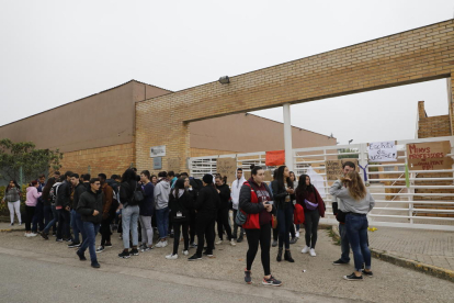 Alumnes concentrats a primera hora del matí davant de l’entrada principal del centre, on van penjar cartells de protesta.