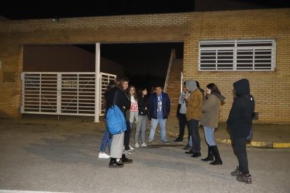 Alumnes concentrats a primera hora del matí davant de l’entrada principal del centre, on van penjar cartells de protesta.