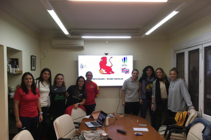 Irela Arbonés, tercera per la dreta, durant la reunió de promotores del rugbi femení.
