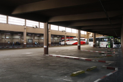 Vista general de la terminal de l’estació d’autobusos del carrer Saracíbar ahir al matí.