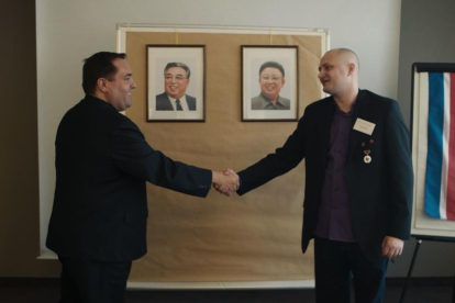 Alejandro Cao de Benós (esquerra) saluda l’infiltrat en el règim nord-coreà, Ulrich Larsen.