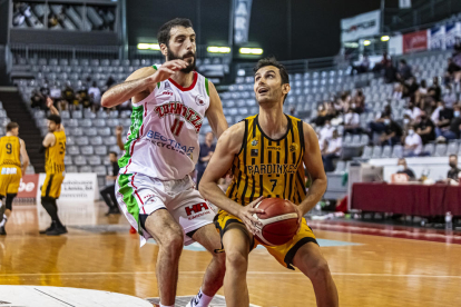 Mads Stürup intenta superar la defensa del dominicà Jeromy Rodríguez, jugador del Zornotza.