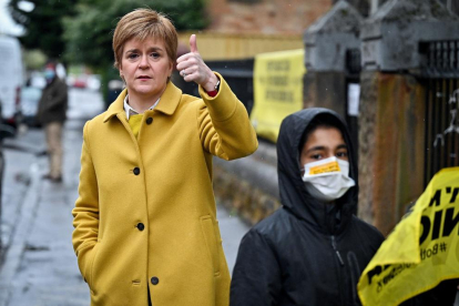 Nicola Sturgeon, primera ministra de Escocia, ayer, ante un colegio electoral en Glasgow.
