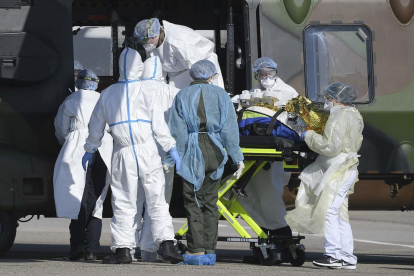 Sanitarios franceses metiendo a un enfermo con coronavirus en un helicóptero para ser trasladado a un centro en Alemania.