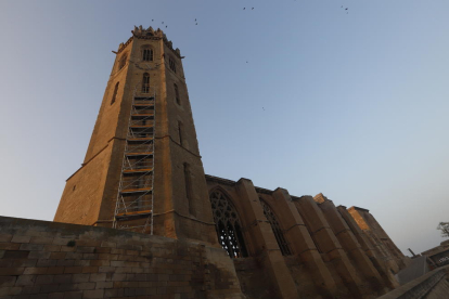 El andamio para restaurar la torre de la Seu Vella comienza a ‘subir’