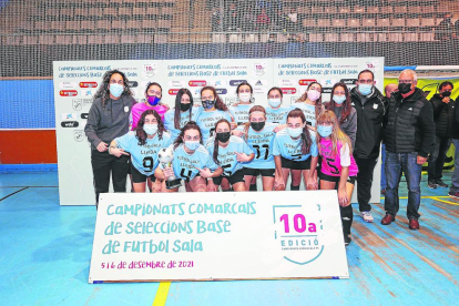 La selección cadete femenina de Lleida con el trofeo de subcampeonas de Catalunya.