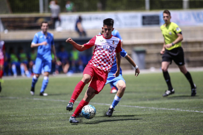 Un jugador del Balaguer controla la pilota en una acció del partit.