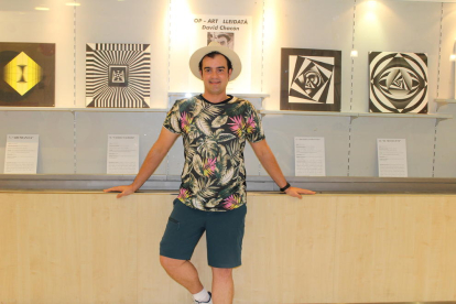 David Chacón posa al costat de la seua obra a la Sala Sunka de Lleida.