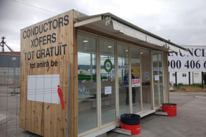 Una empresa de Ponts instala una caseta con alimentos gratuitos para los transportistas
