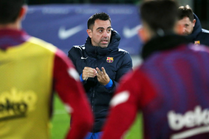 Xavi Hernández conversa amb els seus jugadors durant l’entrenament a la Ciutat Esportiva.