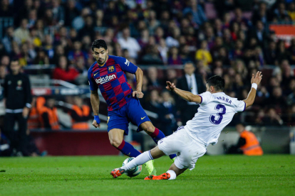 Luis Suárez, superant Barba, també va marcar el seu gol en una sensacional assistència de Messi.