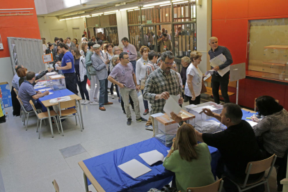 Ciutadans fent cua per votar en un col·legi electoral del barri de Cappont.