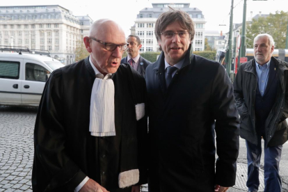 Carles Puigdemont junto a su abogado belga llegando al juzgado.
